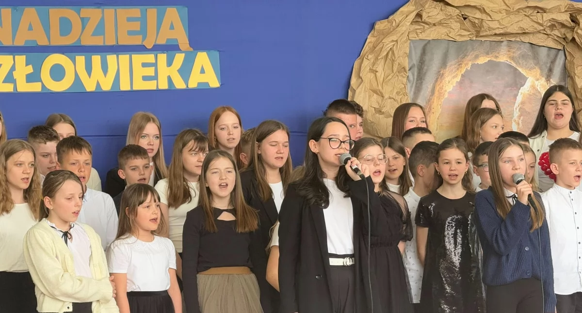 „Pusty Grób, Pełne Serca” – niezwykły apel wielkanocny w Zespole Szkół w Krynce poruszył całą społeczność