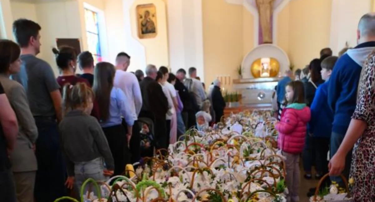 Tłumy wiernych w Łukowie! Tak mieszkańcy święcili pokarmy w Parafii św. Brata Alberta