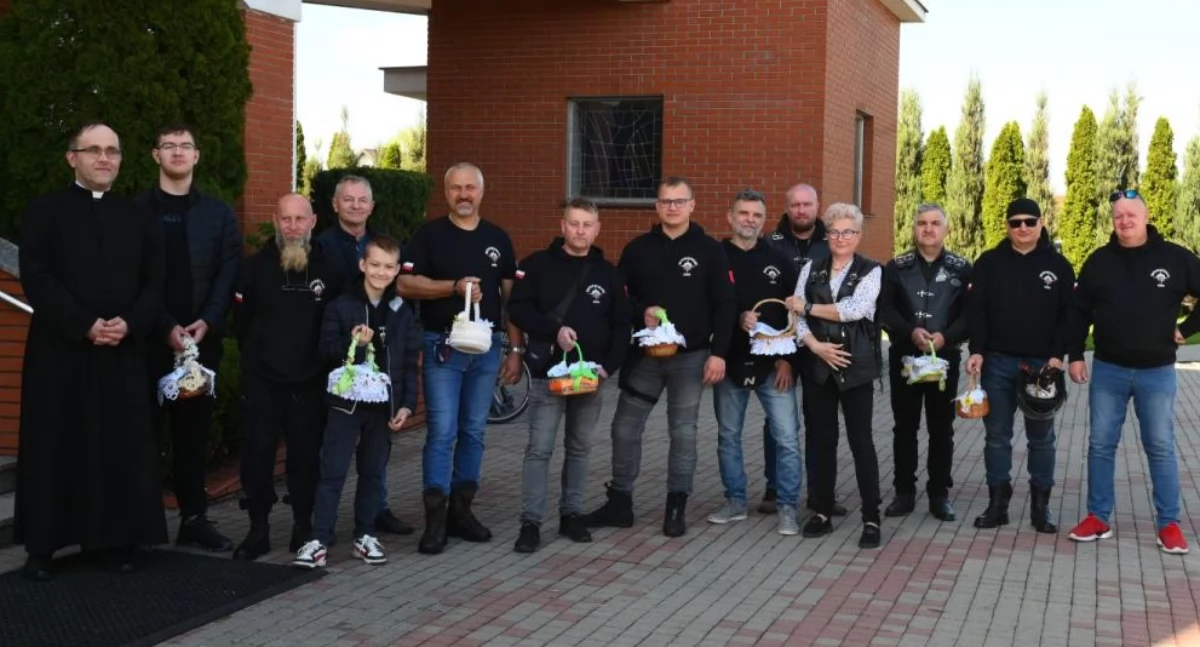 Motocykle, święconka i tłum na ulicach Łukowa! Tak wyglądała Wielka Sobota z Motoweteranami [ZDJĘCIA]