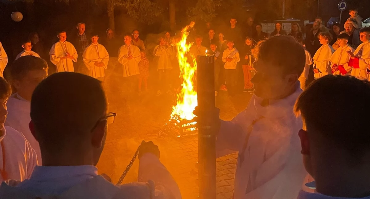 Niezwykła noc w Łukowie! Wierni tłumnie zebrali się na Wigilię Paschalną w Parafii NMP Matki Kościoła