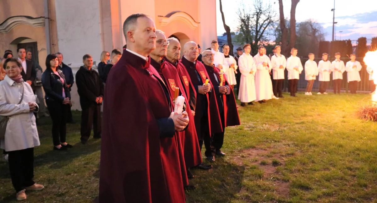 Setki świateł w Łukowie! Wierni przynieśli świece, by odnowić przyrzeczenia chrzcielne przy Paschale