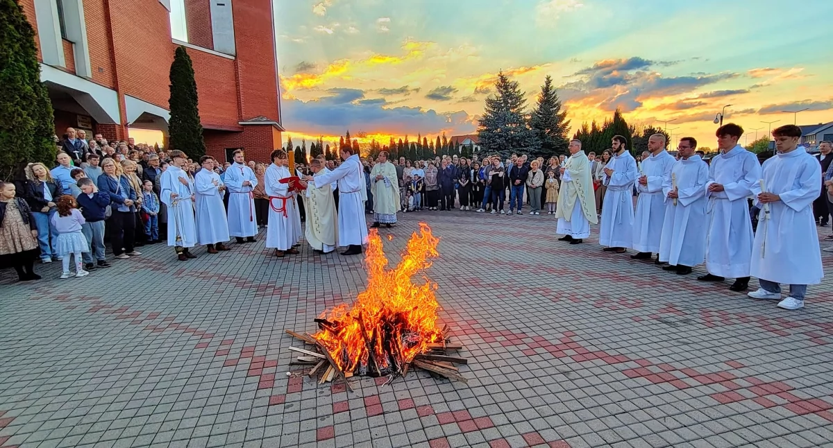 Parafia św. Brata Alberta w Łukowie: Wierni uczestniczyli w Liturgii Wigilii Paschalnej. Padły ważne słowa