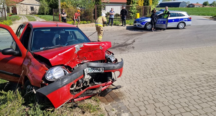 Zderzenie osobówek w Wilczyskach – kobieta wymusiła pierwszeństwo, dwa auta poważnie uszkodzone