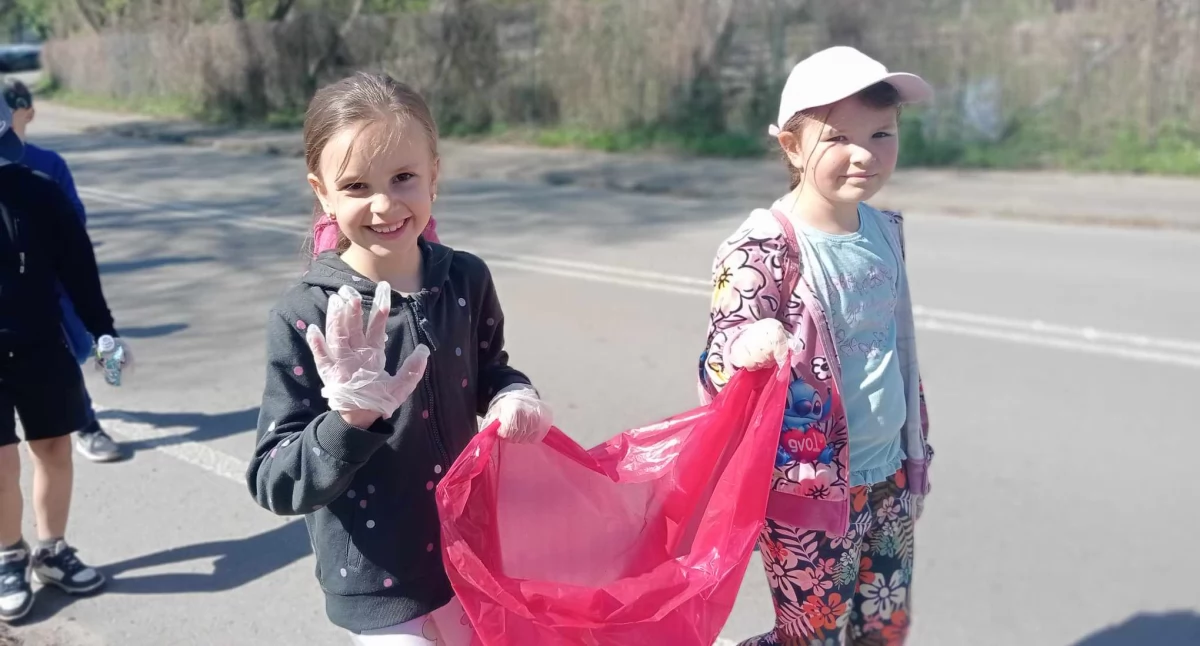 Cała szkoła ruszyła w teren! Wielka akcja sprzątania w Sarnowie już za nami [ZDJĘCIA]