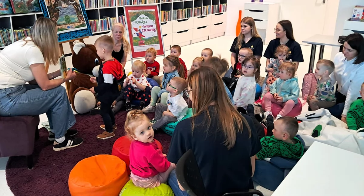 Najmłodsi podbili bibliotekę! Dzieci ze żłobka w Adamowie odkrywały świat książek