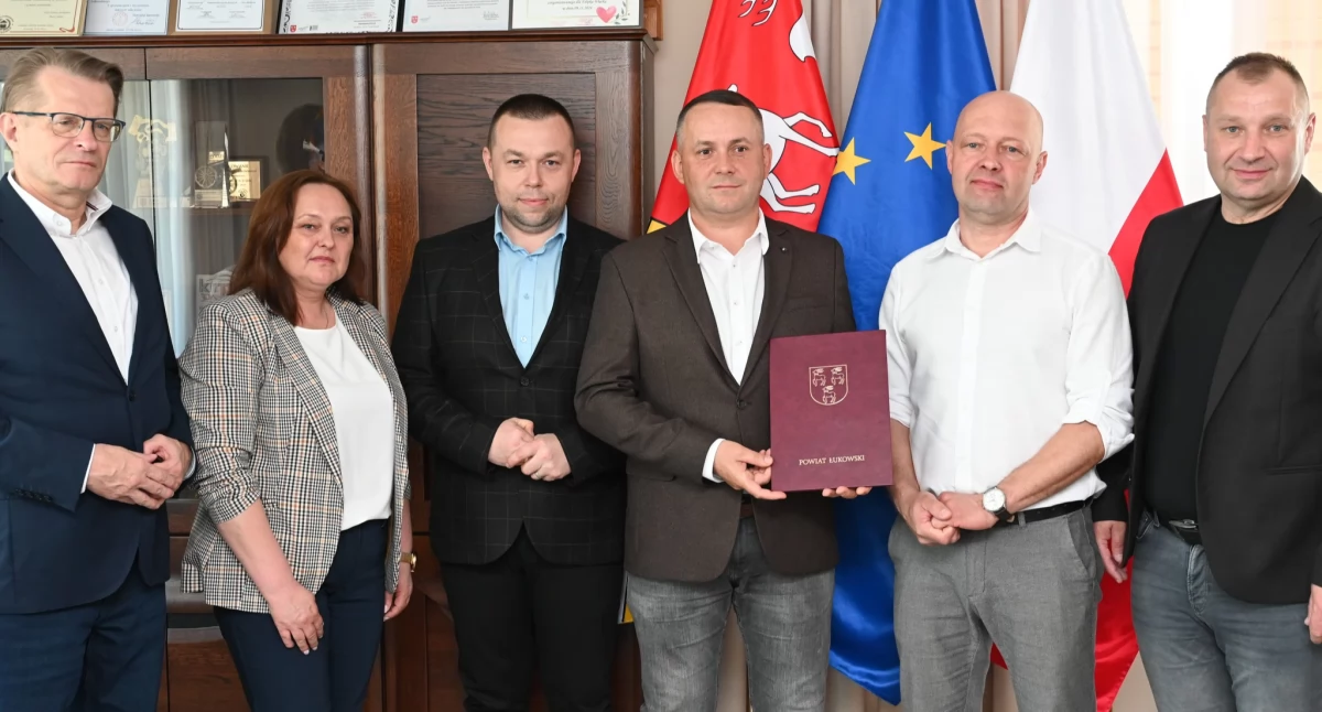 Przebudowa dróg w Sarnowie za ponad 635 tys. zł! Podpisano umowę i ruszają prace
