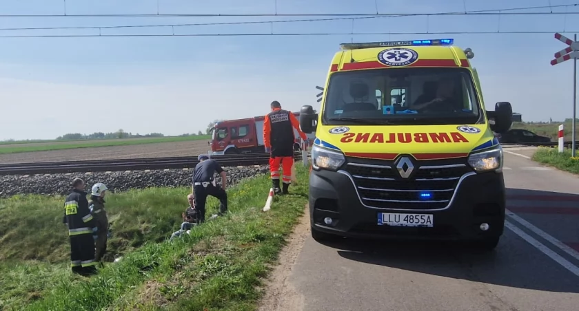 Zapatrzył się na samolot i się przewrócił! Motocyklista przy przejeździe w Dąbiu trafił do szpitala