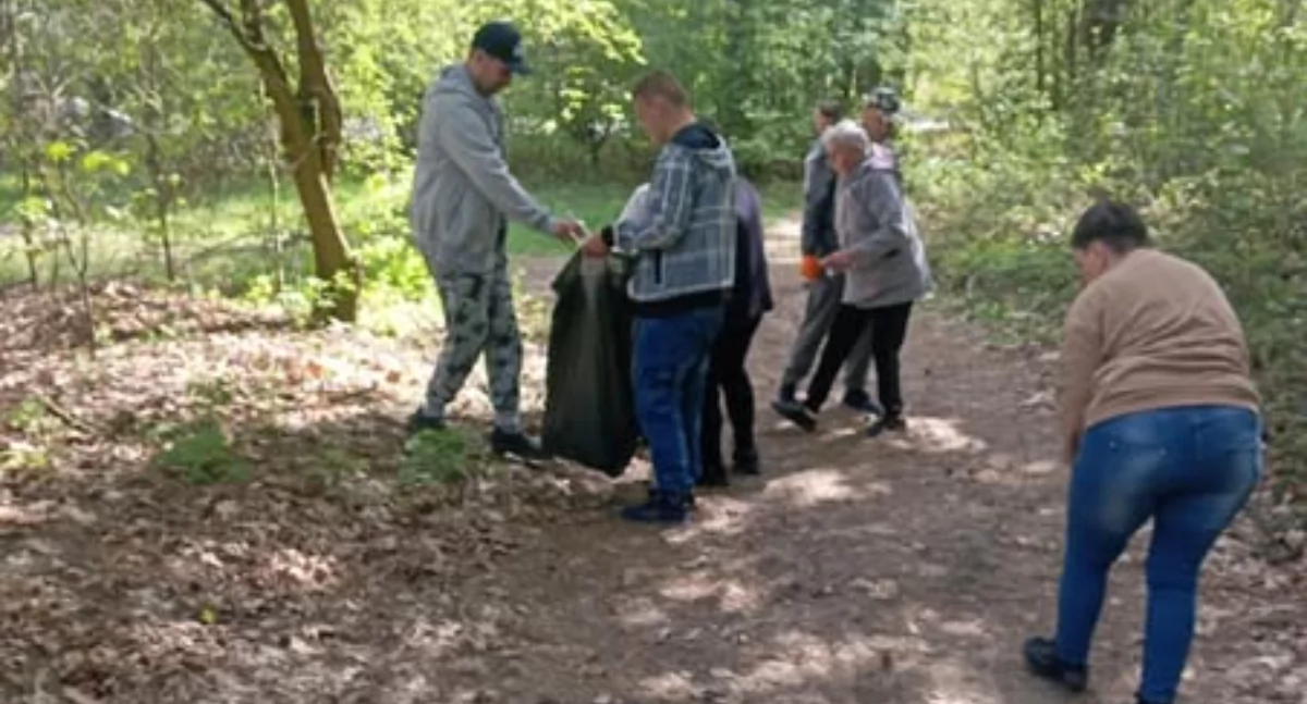 Niepokojący widok w parku w Stoczku Łukowskim! Uczestnicy terapii znaleźli góry śmieci!