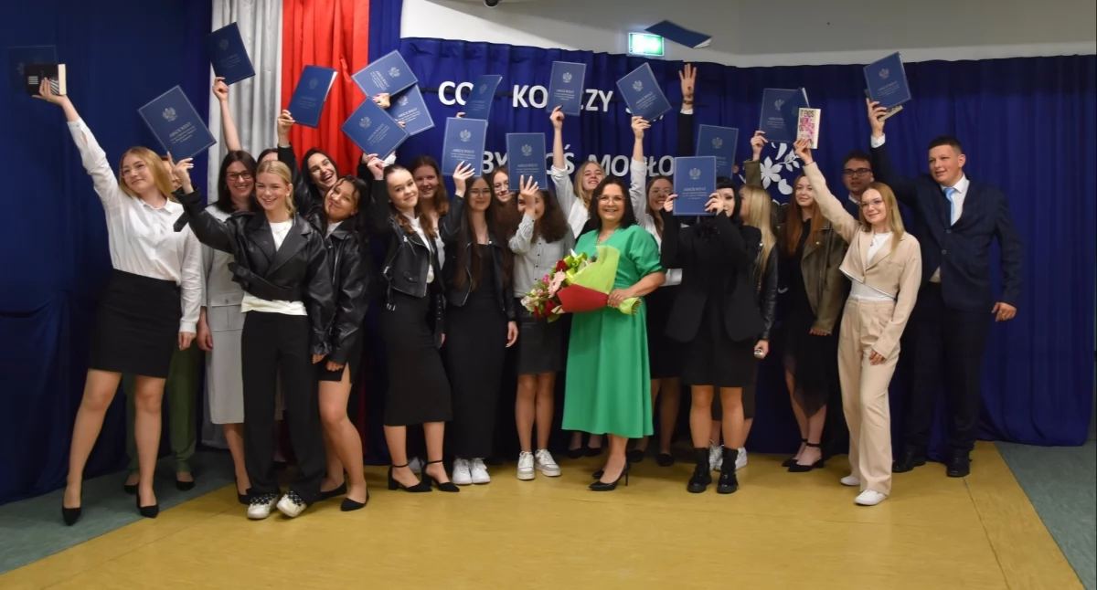 To koniec pewnej epoki. Uczniowie klasy 4a LO w Adamowie zakończyli naukę [ZDJĘCIA]