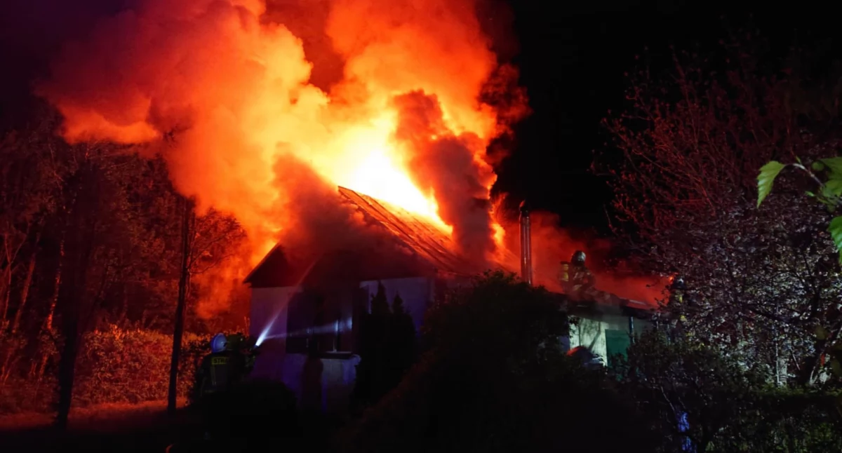 Dach w ogniu, wnętrze doszczętnie spalone. Nocny pożar domu w Stoczku Łukowskim