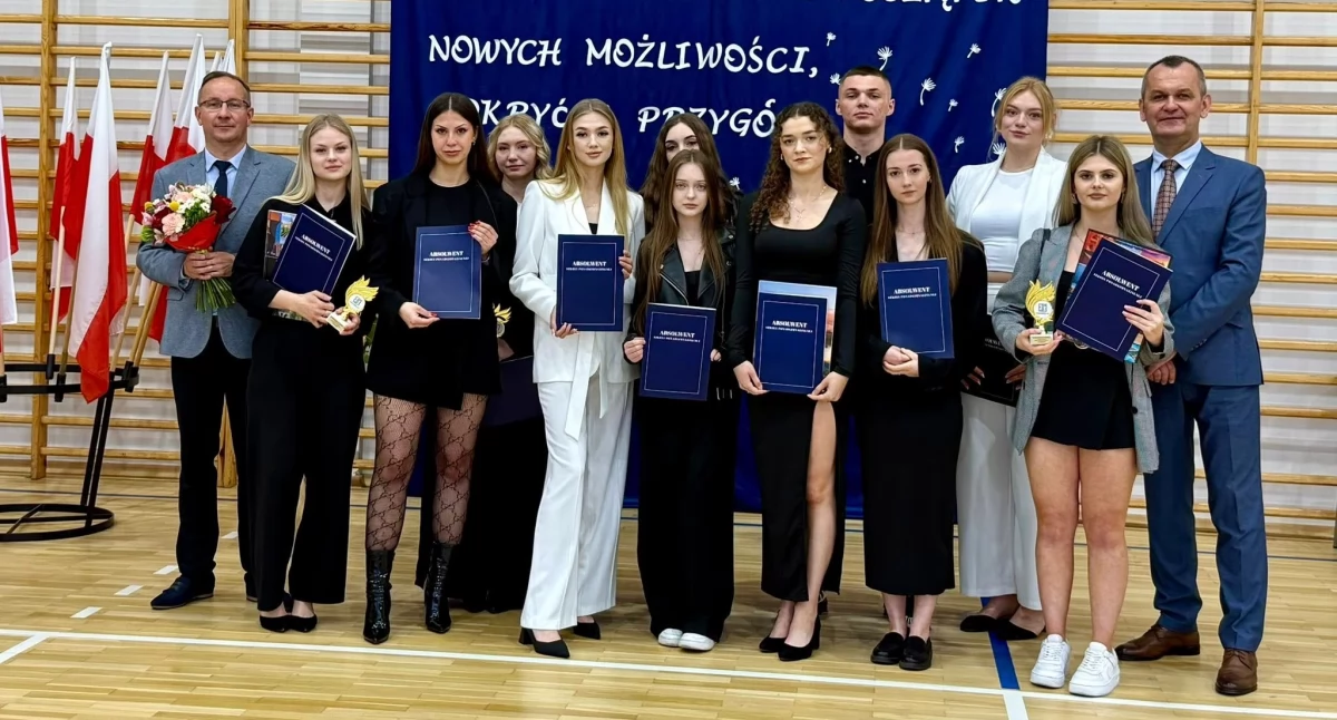 Absolwenci pożegnali Zespół Szkół nr 2 w Łukowie. 
