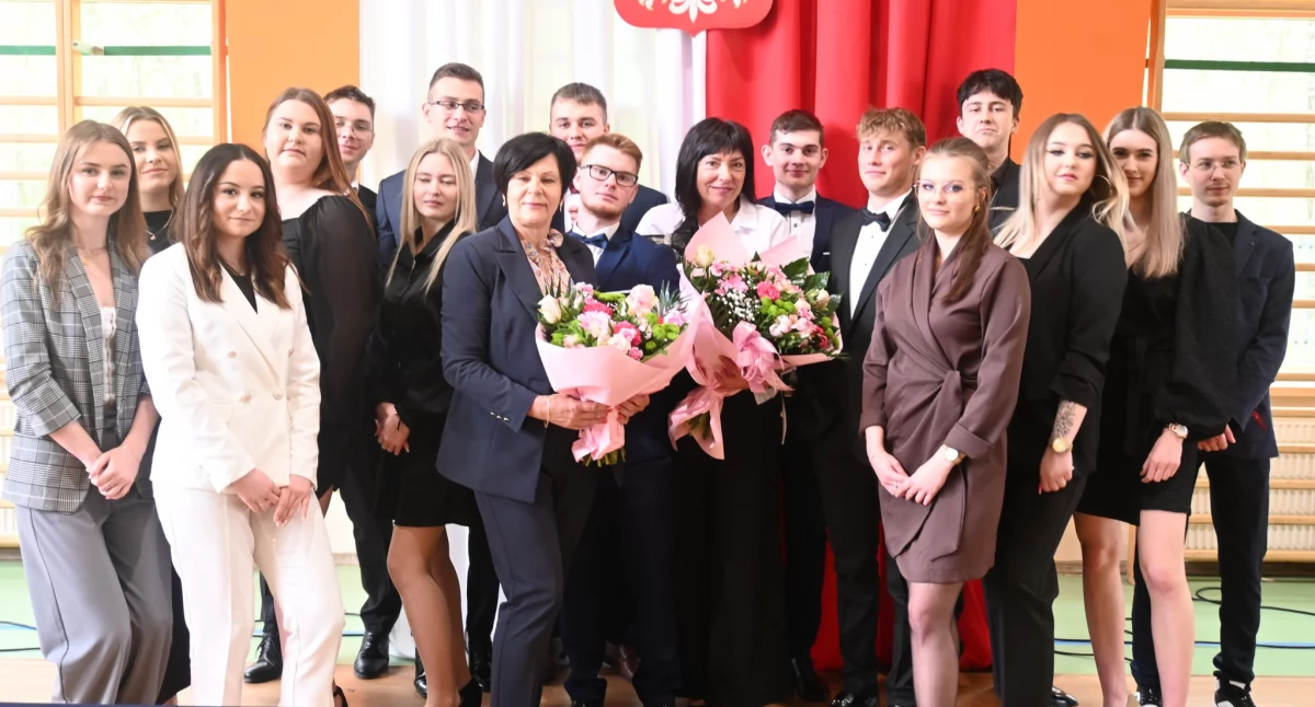 Pięć lat minęło w mgnieniu oka. Maturzyści Zespołu Szkół w Stoczku Łukowskim oficjalnie pożegnani