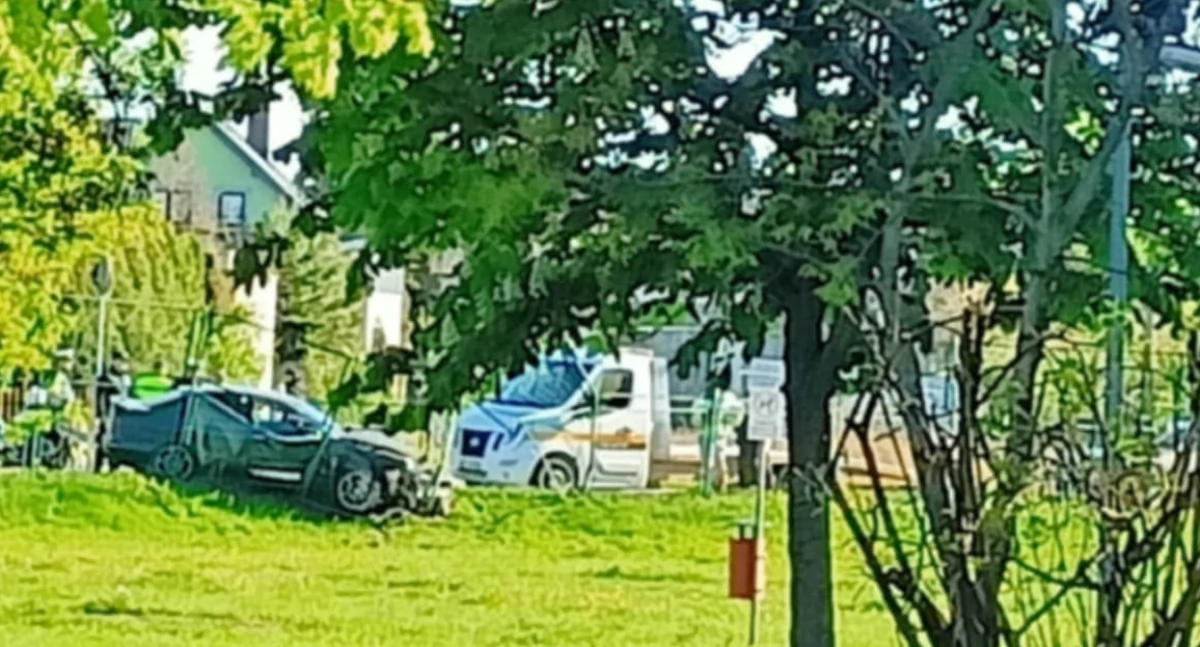 Łuków: 41-latek bez prawa jazdy wjechał w ogrodzenie boiska na osiedlu Sienkiewicza