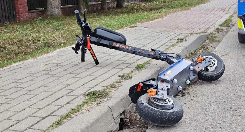 Wypadek z udziałem hulajnogi przy bazie PKS w Łukowie. Dwie 14-latki potrącone przez Jeepa