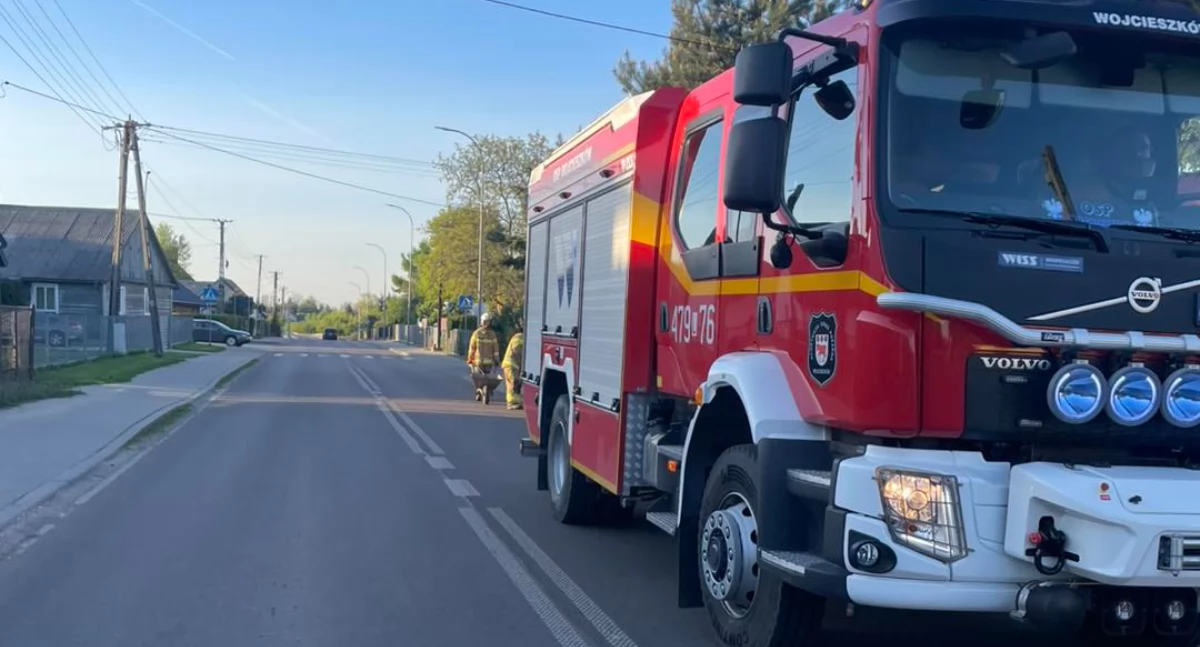 Awaryjna interwencja w Wojcieszkowie! Rozsypany tłuczeń sparaliżował ruch na głównej ulicy