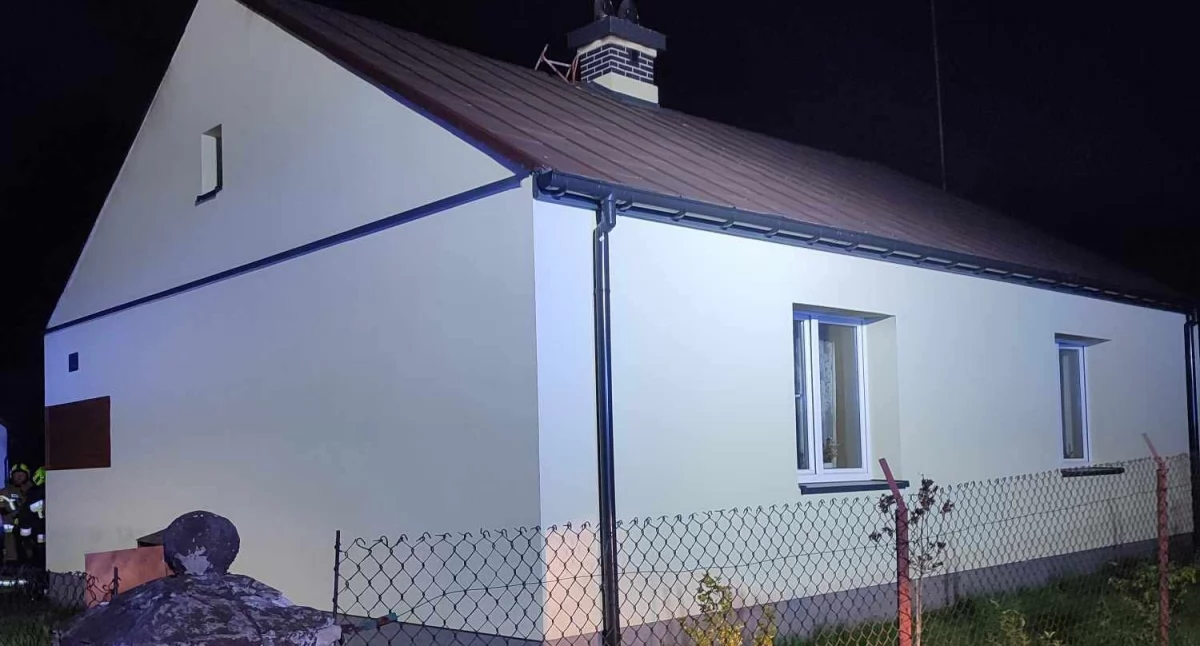 Pożar budynku mieszkalnego w gminie Krzywda! Źródłem zapalony olej – silne zadymienie
