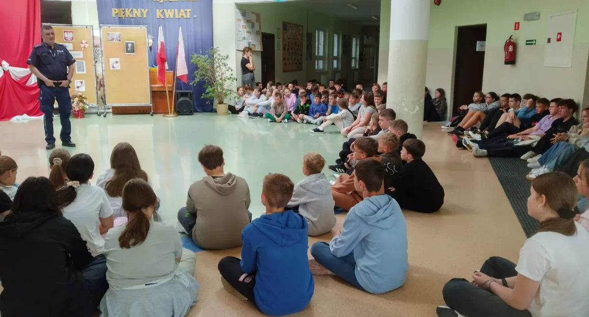 Policja w szkole! Uczniowie z Tuchowicza poznali zasady jazdy hulajnogą i rowerem