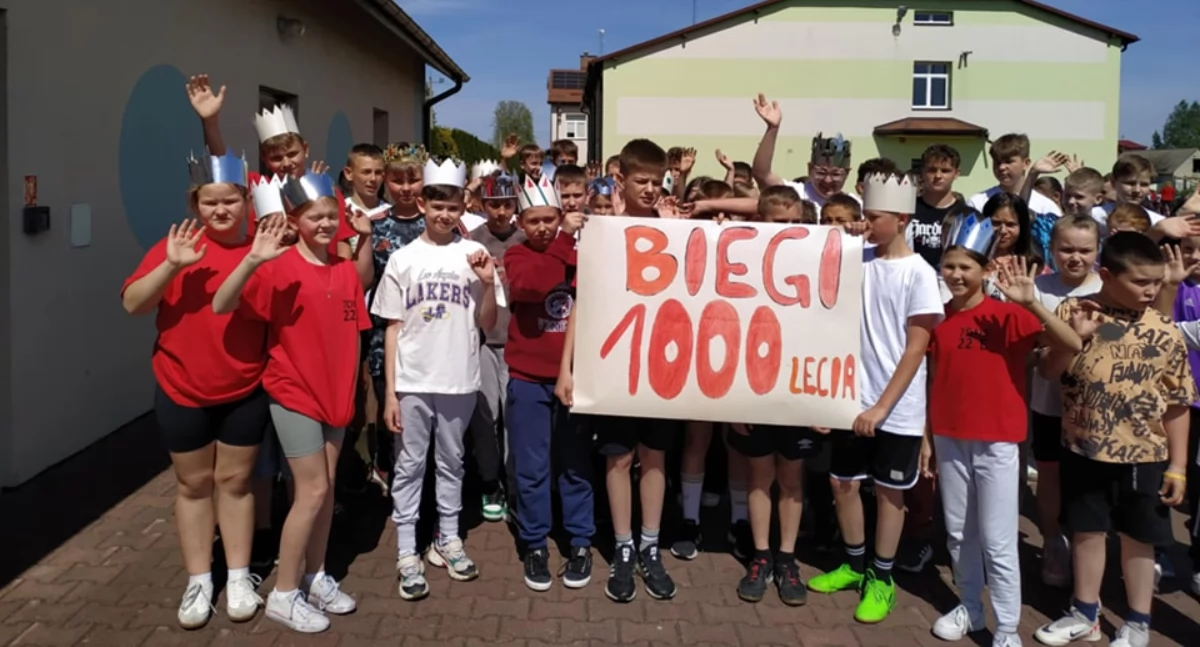 „Bieg 1000-lecia” w Starych Kobiałkach. Uczniowie uczcili 1000-lecie koronacji Bolesława Chrobrego