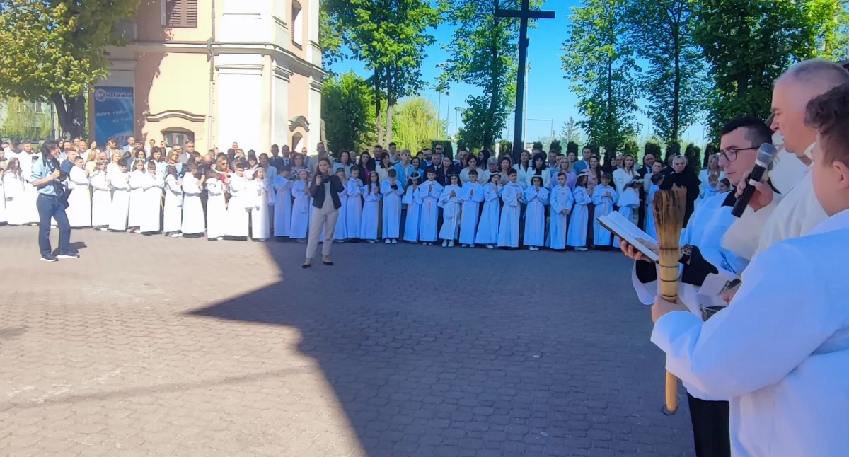 Dzieci z Parafii Podwyższenia Krzyża Świętego w Łukowie przystąpiły do Pierwszej Komunii Świętej