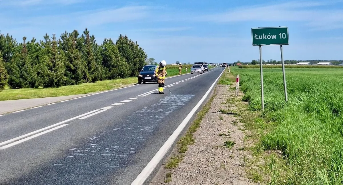 Plama oleju sparaliżowała drogę pod Łukowem. Interweniowały służby