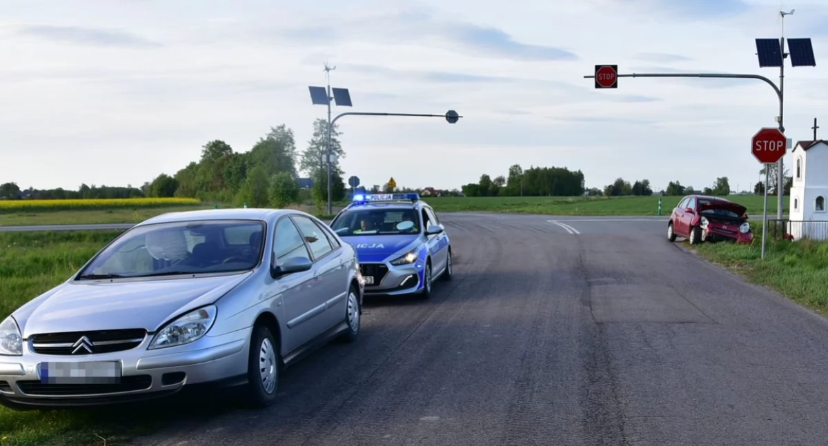 Chwila nieuwagi na DK-63 i dramat na drodze. 22-latka poszkodowana