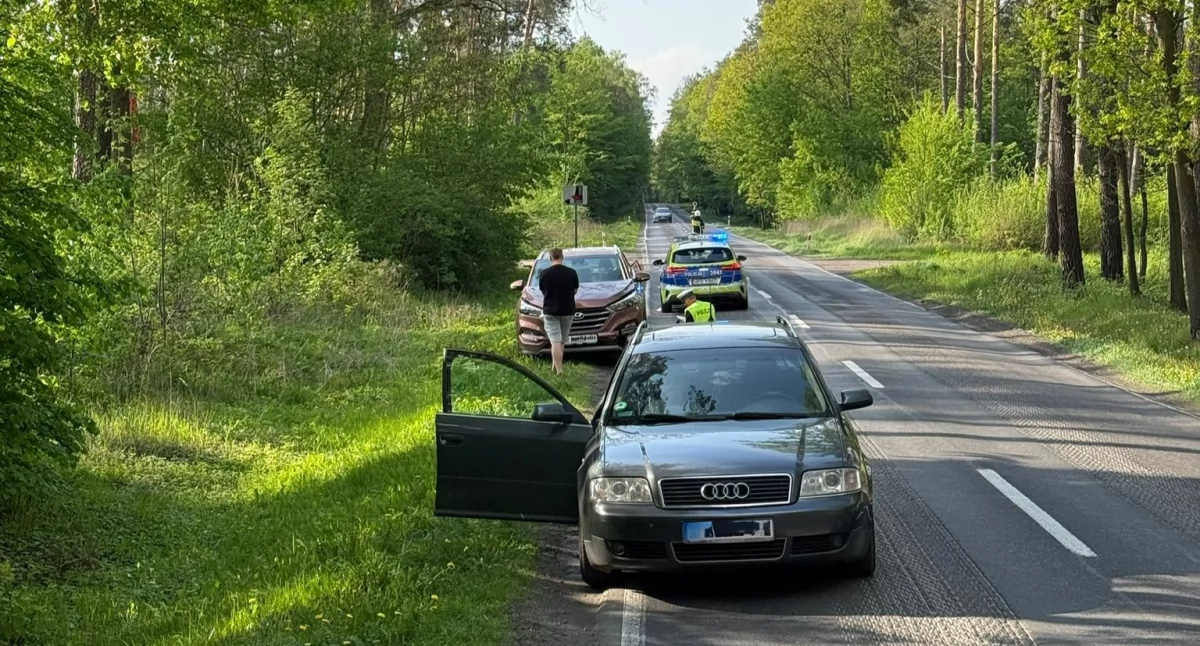 Wypadek na DK63 w Gręzówce. 19-latek wjechał w Audi – dwie osoby w szpitalu