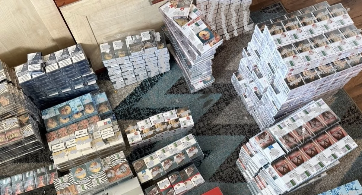 Policja i skarbówka uderzają w nielegalny tytoniowy biznes. Zabezpieczono 2 tysiące paczek papierosów