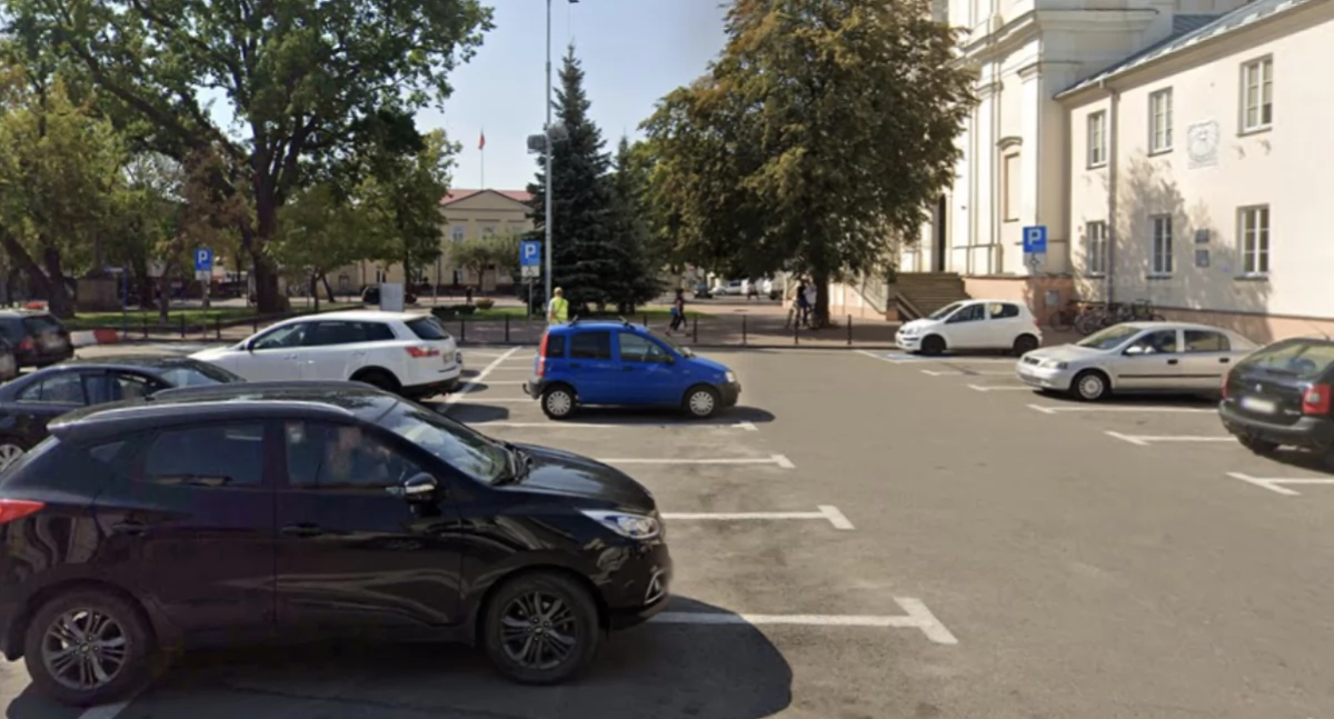 Nowa nawierzchnia i koniec kałuż na Placu Narutowicza? Radny proponuje ekologiczne rozwiązanie