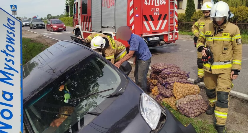 Auto uderzyło w przepust i wpadło do rowu na DW 807. Znamy szczegóły akcji służb