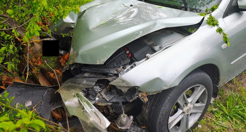 Nie zachował odstępu i uderzył w skręcające auto. Dwie osoby w szpitalu