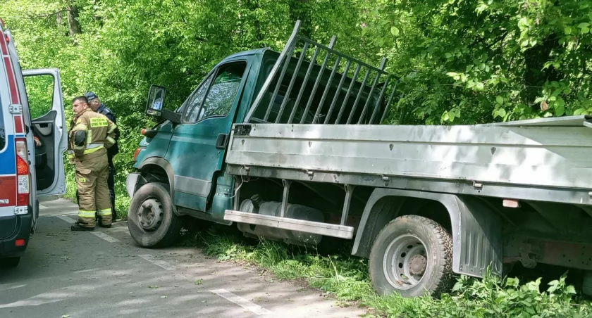 Uciekał przed sarnami i wpadł do rowu. Wypadek między Sarnowem a Jeleńcem (NASZ NEWS)