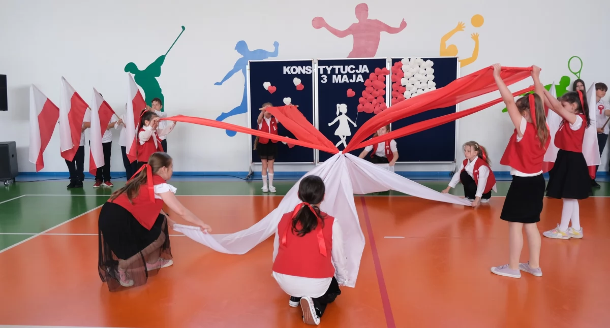 Uczniowie uczcili Konstytucję 3 Maja! Uroczysty apel z udziałem władz w Szkole Podstawowej nr 4 w Łukowie