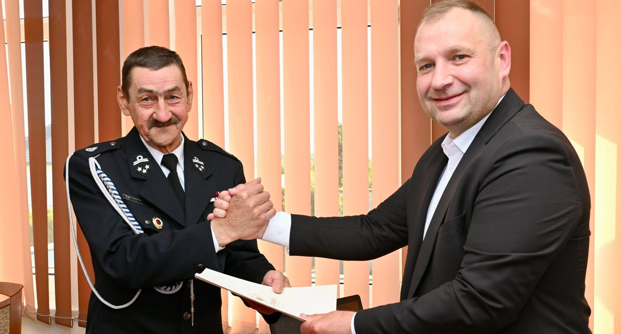 Nowy samochód ratowniczy dla OSP Tuchowicz. Uroczyste przekazanie w Urzędzie Gminy Stanin