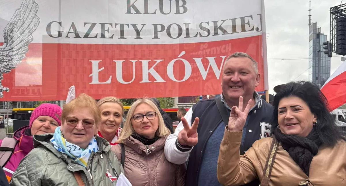 Łuków na marszu przeciw migracji w Warszawie. Członkowie Klubu Gazety Polskiej zamanifestowali przywiązanie do suwerennej Polski