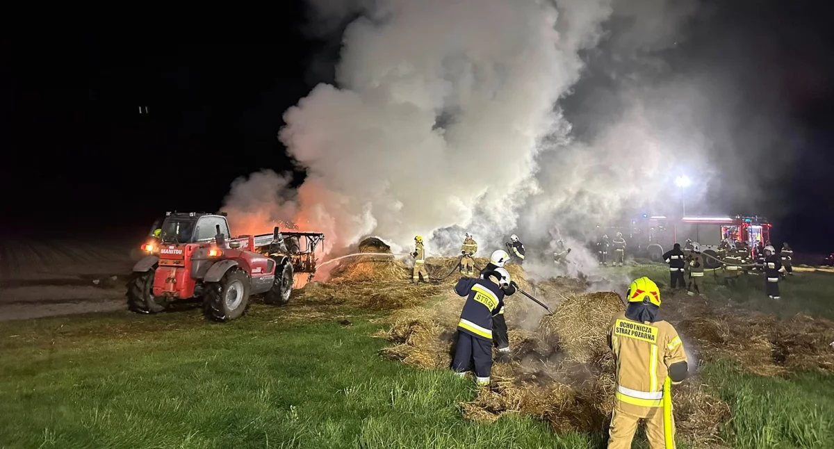 Pożar stogu słomy w Rowinach. Płomienie pochłonęły 50 bel! (FOTO)