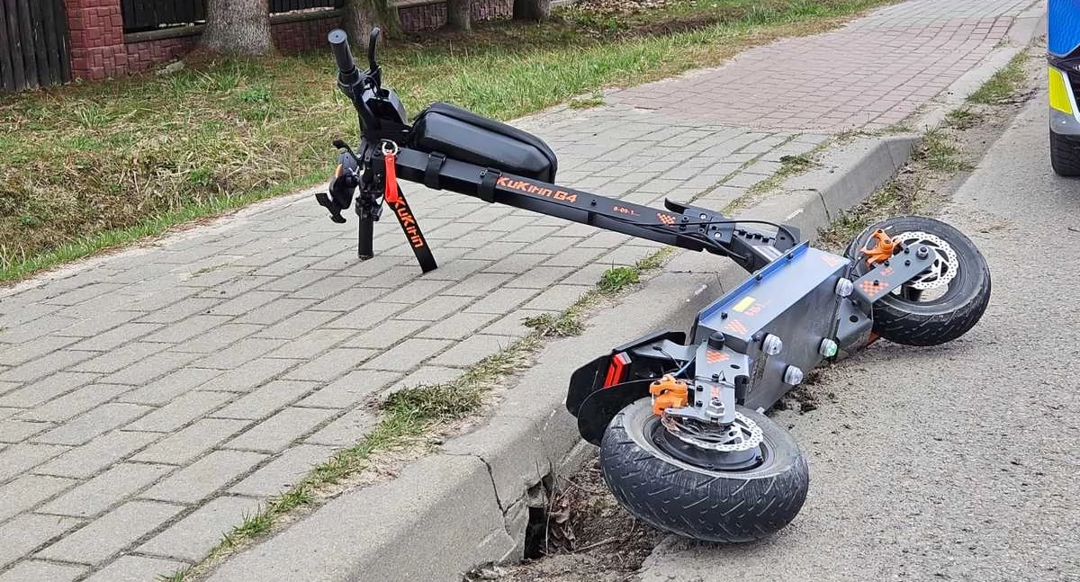 Kolizja na ul. Staropijarskiej w Łukowie. 15-latek na hulajnodze uderzył w samochód osobowy