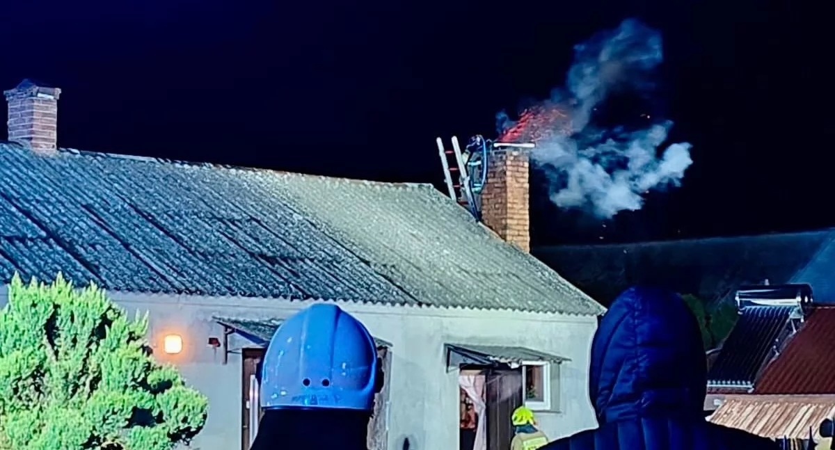 Nocna akcja strażaków w gminie Stanin – pożar sadzy w kominie wymagał interwencji trzech jednostek