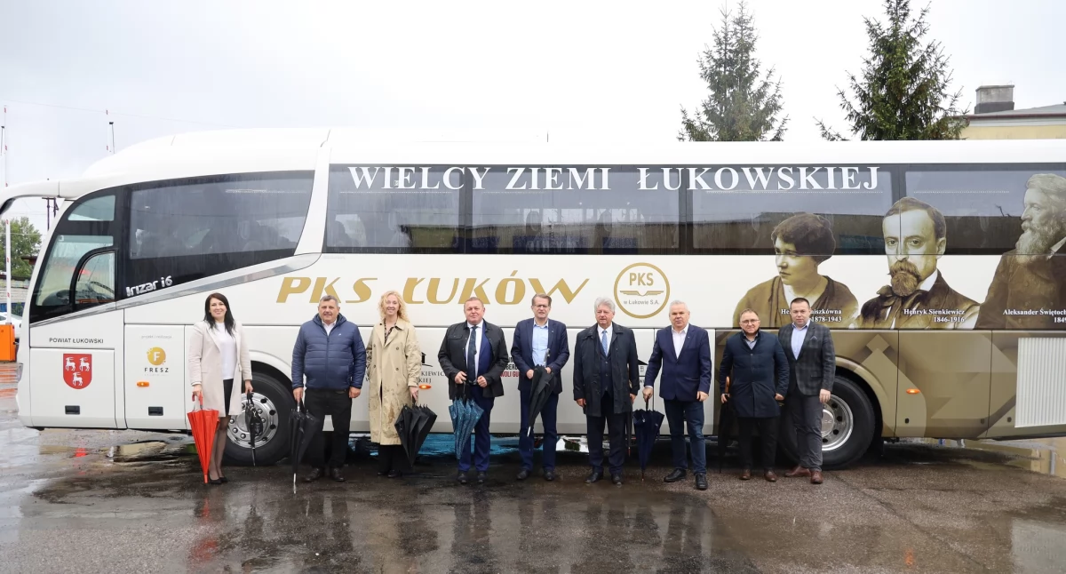 Nowy autobus PKS w Łukowie z wizerunkami sławnych postaci. Poznaj „Wielkich Ziemi Łukowskiej”