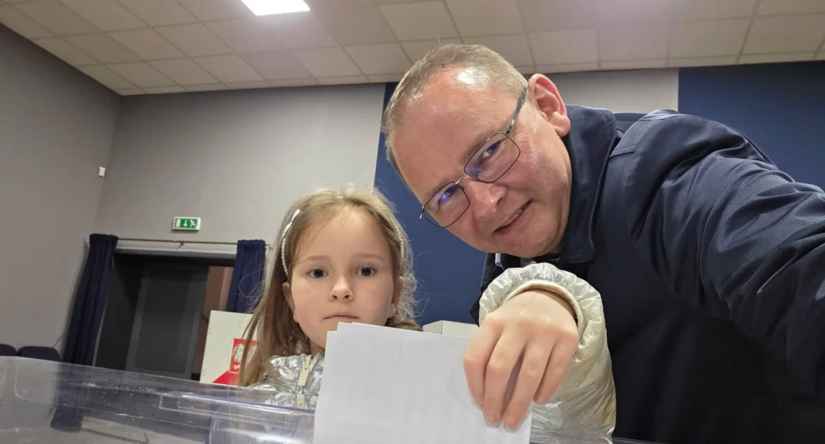 Burmistrz Łukowa Piotr Płudowski zagłosował z rodziną. Apeluje: 