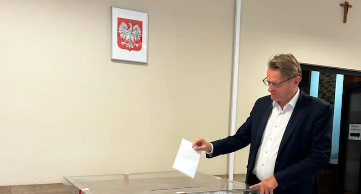Starosta Łukowski przy urnie. Dariusz Szustek wziął udział w głosowaniu