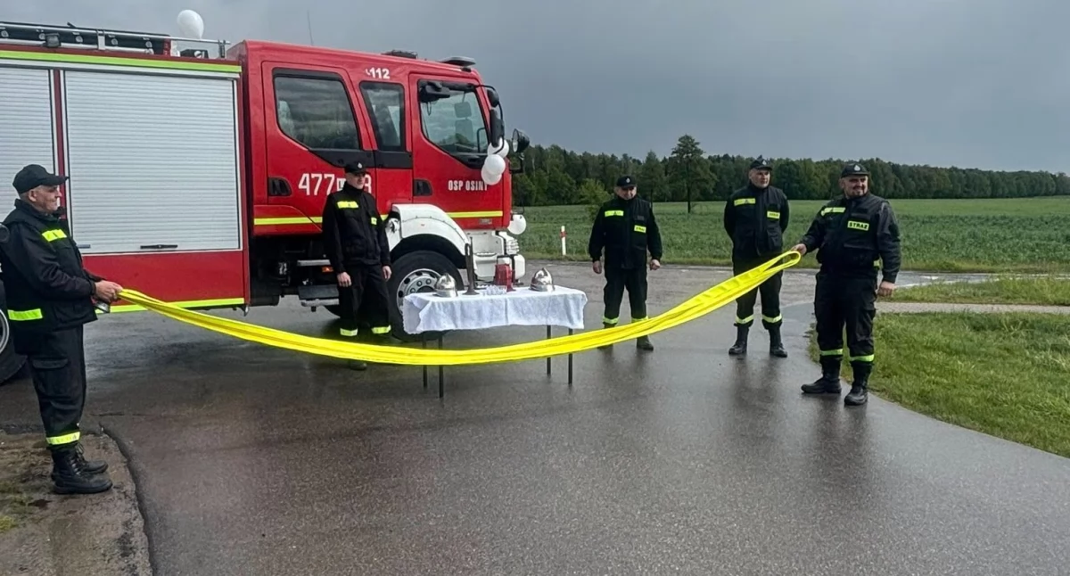 Syreny, dym i życzenia – tak druhowie OSP Osiny witają nowożeńców!