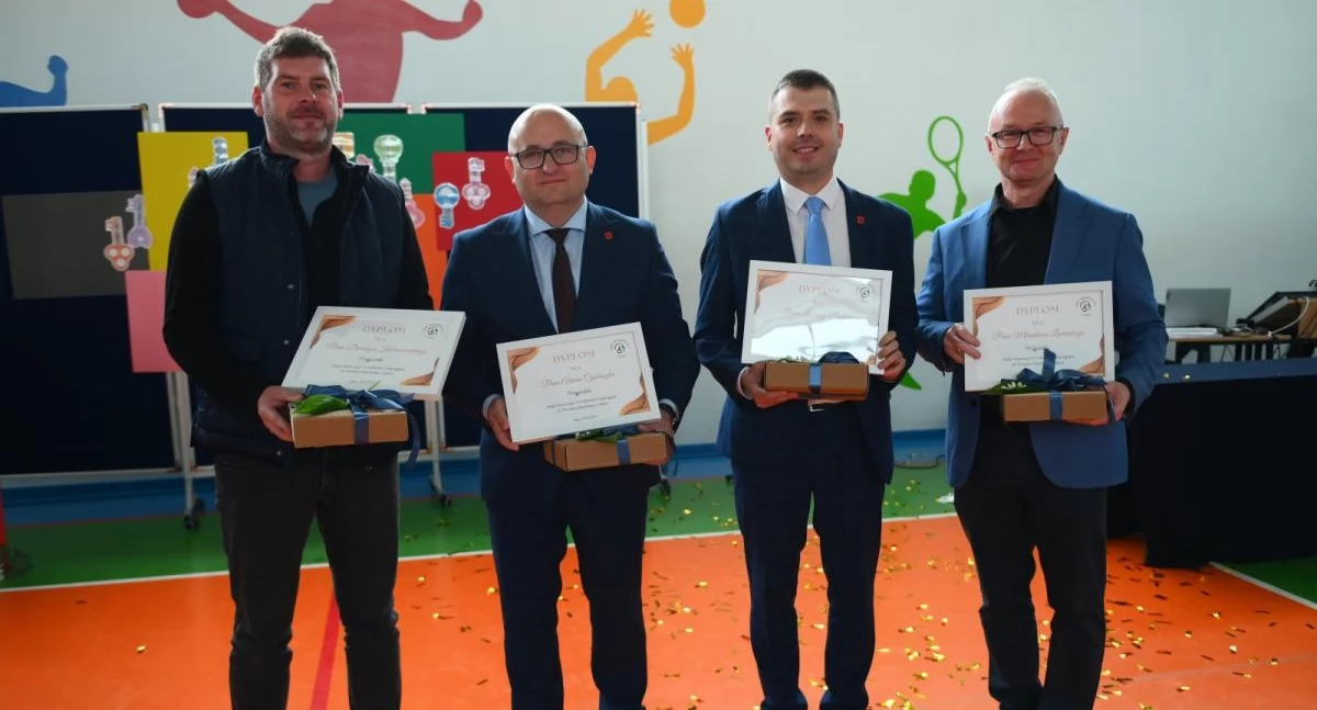 Tych osób szkoła nie zapomni. SP nr 4 w Łukowie po raz pierwszy wręczyła tytuły „Przyjaciel Szkoły” [DUŻO ZDJĘĆ]