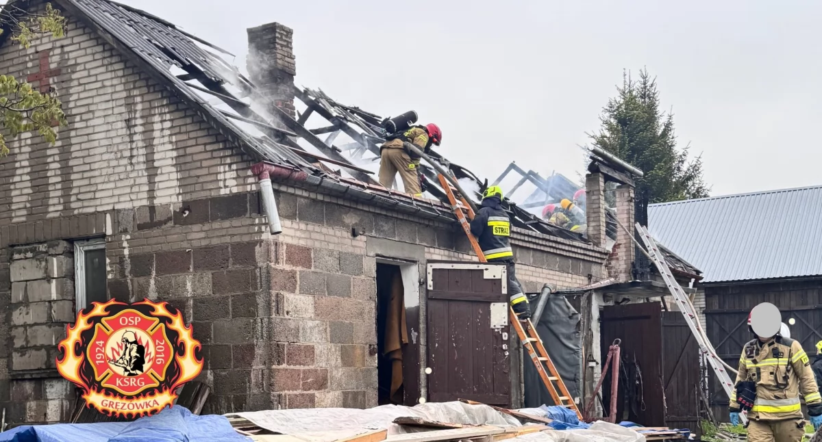 Poranny pożar we wtorek pod Łukowem. Dach budynku w Łazach spłonął niemal doszczętnie