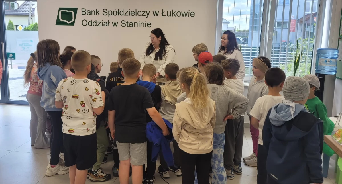Uczniowie poznali kulisy pracy banku – praktyczna lekcja finansów w Banku Spółdzielczym w Łukowie
