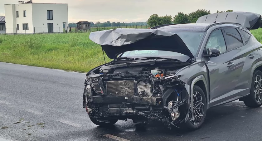 Wypadek w Tuchowiczu sparaliżował ruch. Dwie osoby ranne, rozbite auta i służby na miejscu [ZDJĘCIA]