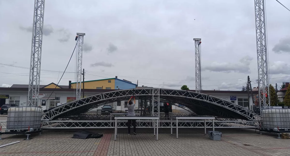 Mamy zdjęcia z przygotowań do Dni Łukowa. Scena rośnie, flagi na ulicach, a lunapark już prawie gotowy