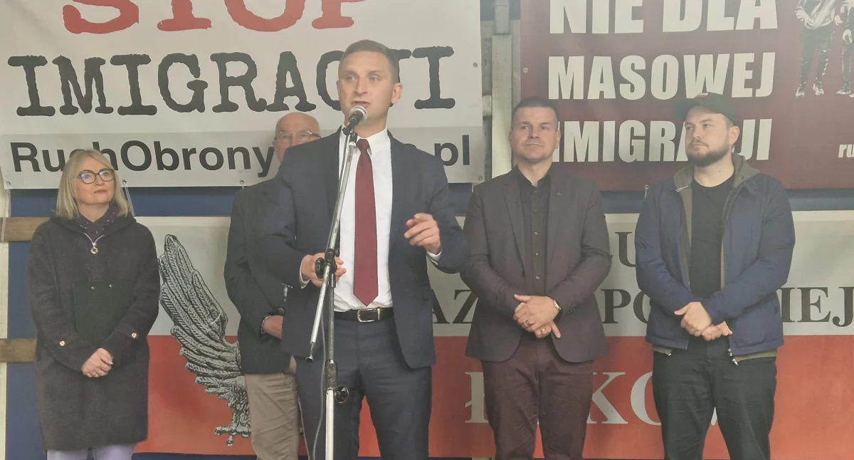 Protest w centrum Łukowa. „Kosy na sztorc” i polityczne deklaracje na manifestacji przeciw nielegalnej imigracji [ZDJĘCIA]
