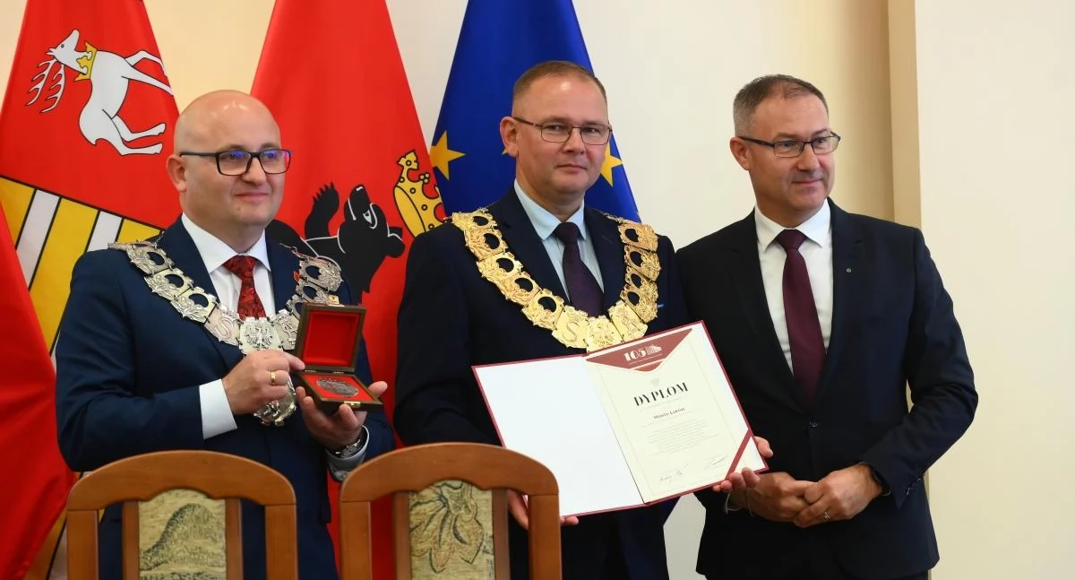 Uroczysta sesja Rady Miasta Łuków z okazji 35-lecia samorządu – medale, odznaki i ważni goście [ZDJĘCIA]