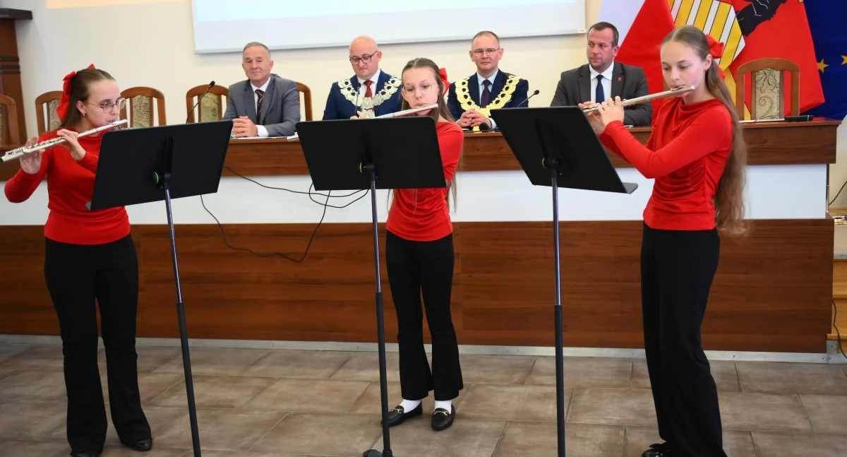 Muzyczne zakończenie Sesji Rady Miasta Łuków. Uczniowie szkoły muzycznej oczarowali publiczność [ZDJĘCIA]