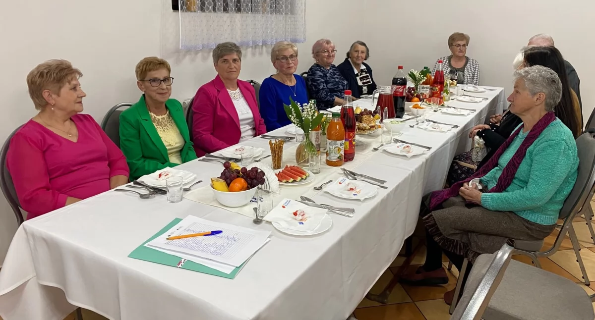 Seniorzy z Aleksandrowa zasiedli do wspólnego stołu. Nowa inicjatywa Fundacji Biedronki już wystartowała